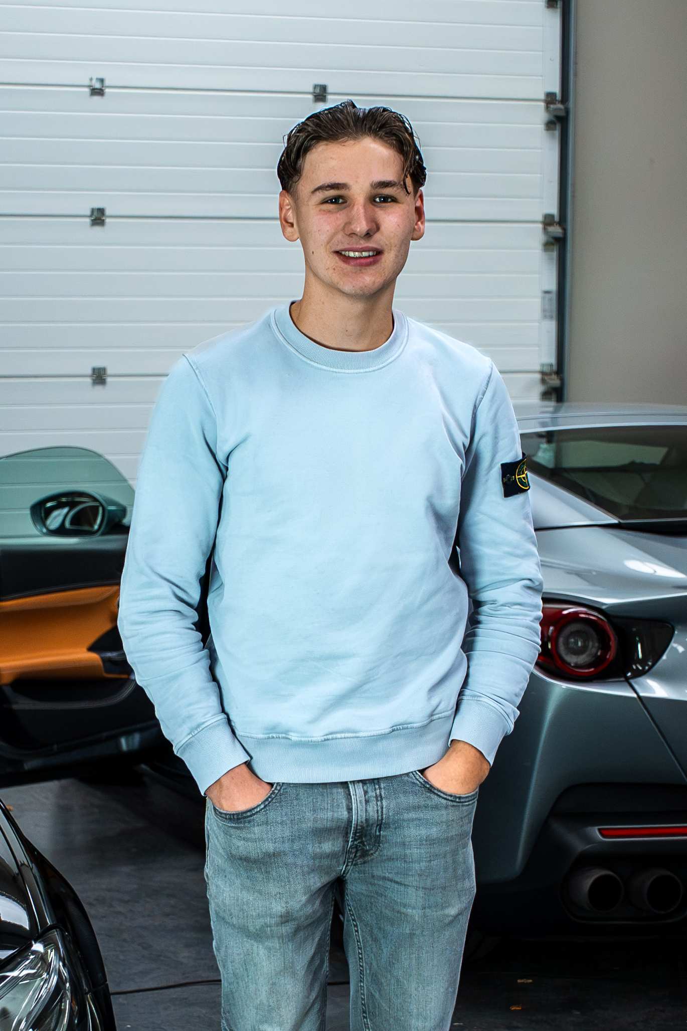 JOTT eigenaar tussen de auto's